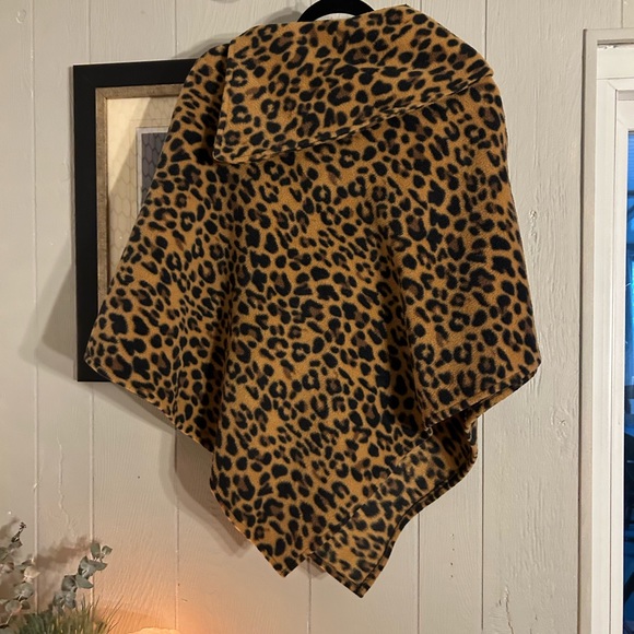 Cheetah designed Poncho (OS) - Picture 2 of 7